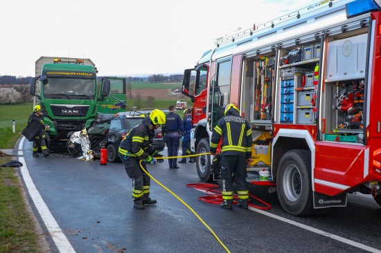 Tdliche Kollision zwischen PKW und LKW in Ried im Traunkreis