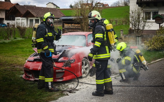 Flammen schlugen aus Motorraum eines Sportwagens in St. Georgen am Fillmannsbach