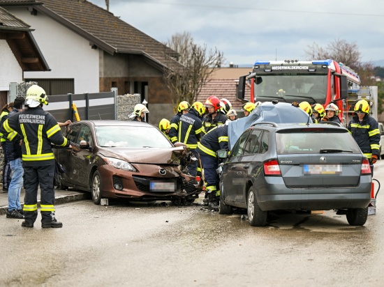 Heftige Kollision zwischen zwei PKW in Herzogsdorf