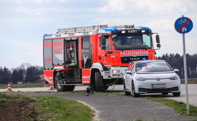 Feuerwehr als Ladesule fr E-Auto in Leonding im Einsatz