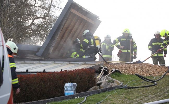 Drei Feuerwehren bei Brand eines Hackschnitzelbunkers in Tollet im Einsatz