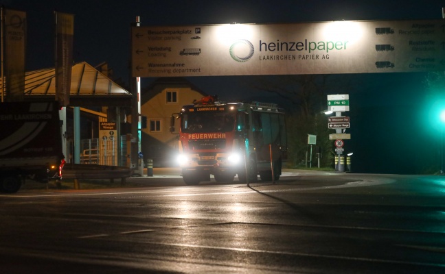 Zwei Feuerwehren und Brandschutzgruppe bei Brand in einer Papierfabrik in Laakirchen im Einsatz