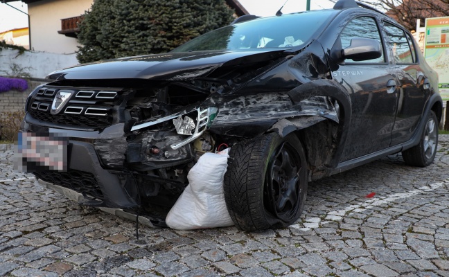 Crashrettung nach schwerem Verkehrsunfall auf Gmundener Strae in Roitham am Traunfall