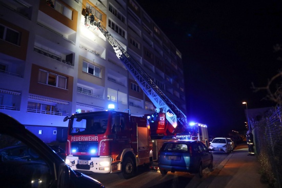 Schwelbrand "hinausgel�ftet": N�chtlicher Einsatz in einem Mehrparteienwohnhaus in Wels-Neustadt