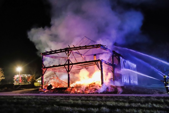 Elf Feuerwehren bei Grobrand eines landwirtschaftlichen Nebengebudes in Bad Zell im Einsatz