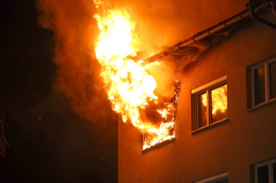 Ausgedehnter Wohnungsbrand in einem Mehrparteienwohnhaus in Ansfelden