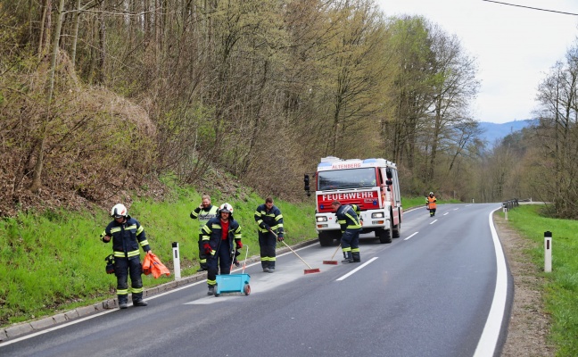 Drei Feuerwehren bei kilometerlanger Ölspur in Altenberg bei Linz im Einsatz