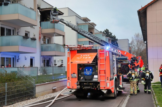 Grerer Einsatz der Feuerwehr bei Brand in einem Mehrparteienwohnhaus in Linz-Neue-Heimat