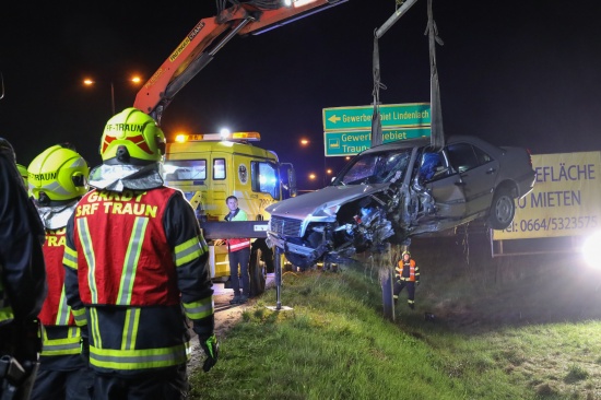 Verkehrsschild touchiert: Schwerer Verkehrsunfall auf Wiener Strae bei Traun