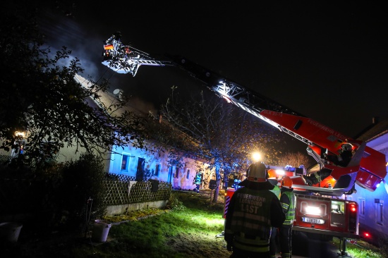 Feuerwehr bei Brand in einem älteren Wohnhaus in Pasching im Einsatz