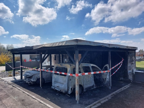 Sechs Feuerwehren bei Brand eines Carports samt zweier PKW in Eberschwang im Einsatz