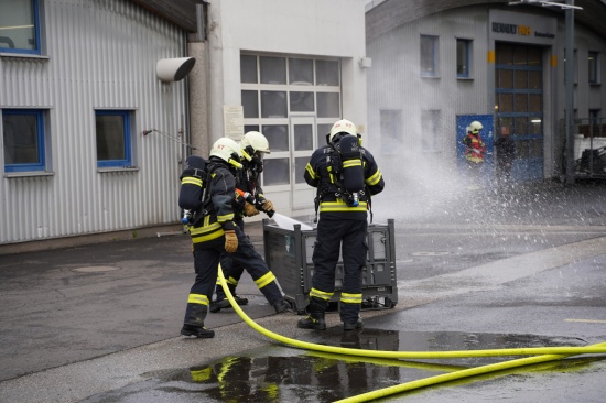 Feuerwehr bei Brand eines Batteriepakets eines Hybridfahrzeuges in Leonding im Einsatz