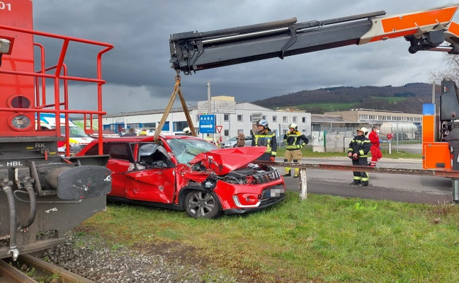 Auto auf Bahnbergang in Linz-Industriegebiet-Hafen von Verschublok erfasst