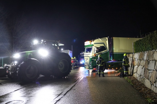 LKW-Sattelzug festgefahren: Bergeeinsatz in Thalheim bei Wels mit schwerem Traktor erfolgreich