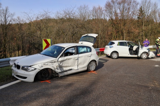 Frontale Kollision zwischen zwei PKW in Hellmonsdt fordert zwei verletzte Personen