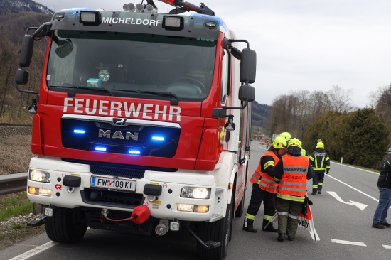 Person nach Verkehrsunfall auf Pyhrnpass Strae bei Micheldorf in Obersterreich aus Auto befreit