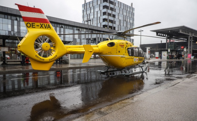 Notarzthubschrauber nach medizinischem Notfall in Wels-Innenstadt im Einsatz