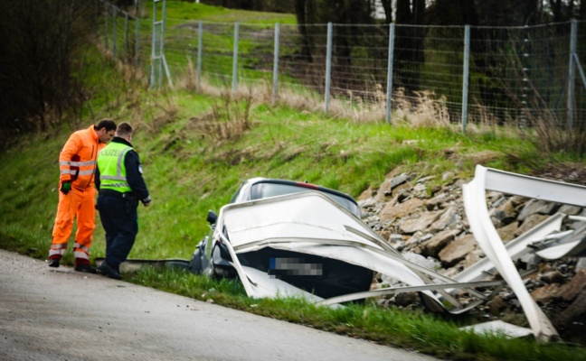 Auto auf Innkreisautobahn bei Haag am Hausruck gegen Verkehrsschild gekracht