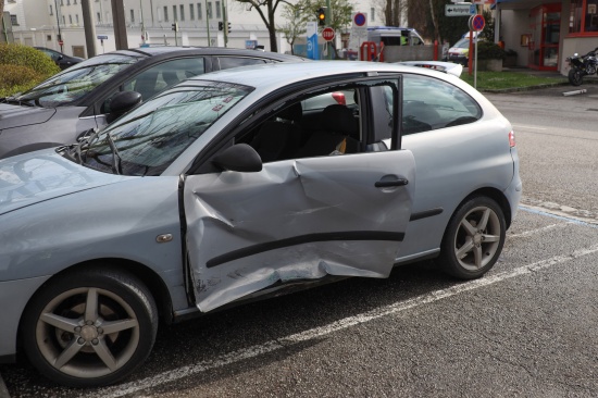 Kreuzungscrash zweier PKW vor Hauptfeuerwache in Wels-Innenstadt