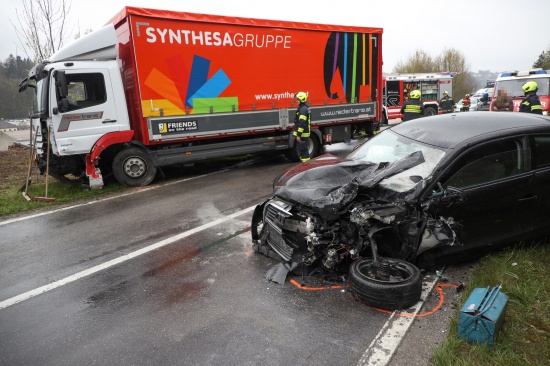 Schwerer Verkehrsunfall zwischen LKW und PKW in Kremsmnster fordert zwei Verletzte