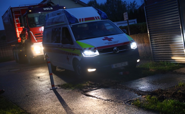 Bergung eines Rettungsfahrzeuges in Wels-Vogelweide durch die Feuerwehr