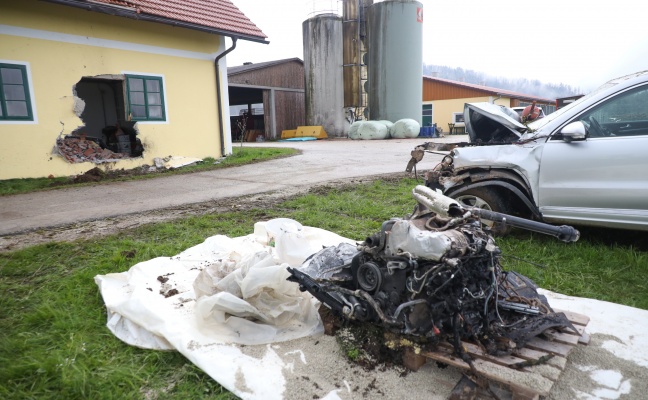 Auto bei Unfall in Gschwandt durch Garagenwand gedonnert