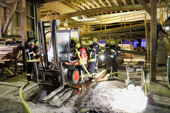 Drei Feuerwehren bei Brand eines Gabelstaplers in einem Gewerbebetrieb in Tragwein im Einsatz