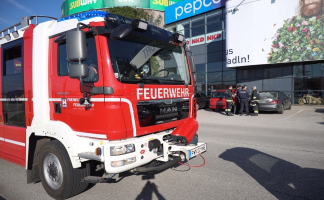 Kind auf Parkplatz eines Einkaufszentrums in Wels-Waidhausen versehentlich in Auto eingeschlossen