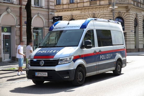 Auto in Wels-Innenstadt auf Motorrad aufgefahren - Motorradlenker verletzt