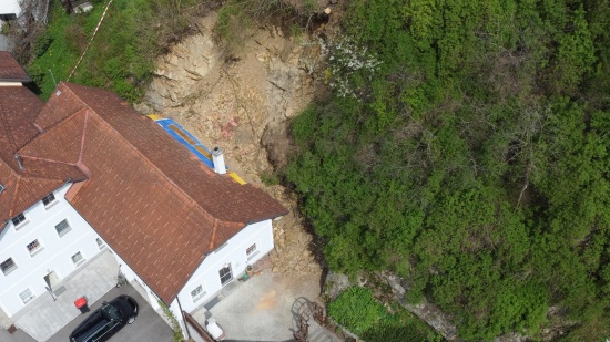 Felssturz: Felsbrocken und Gerll auf Wohnhaus in Ottensheim gestrzt