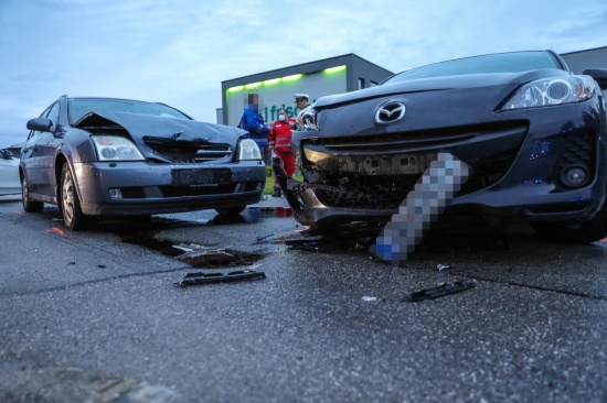 Kreuzungsunfall zwischen zwei PKW in Marchtrenk fordert zwei Verletzte