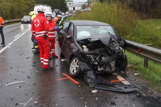 Schwerer Crash auf Salzkammergutstrae bei Regau fordert zwei Schwerverletzte