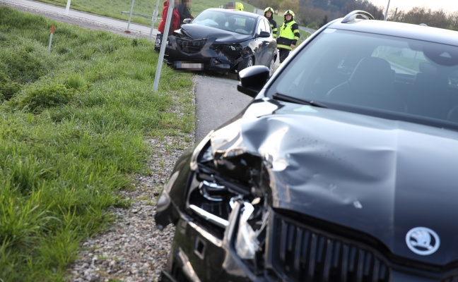 Aufräumarbeiten nach glimpflicher Kreuzungskollision in Bachmanning