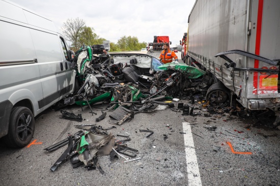 Auto regelrecht zerfetzt: Lenker bersteht Horrorcrash auf Welser Autobahn bei Wels leicht verletzt