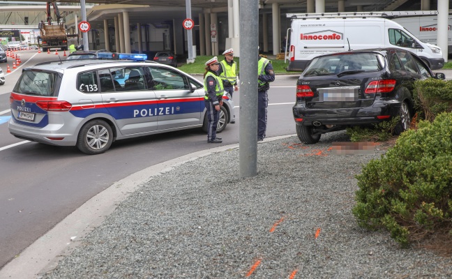 Tödlicher Unfall: Frau (57) bei Einkaufszentrum in Pasching von Auto überrollt