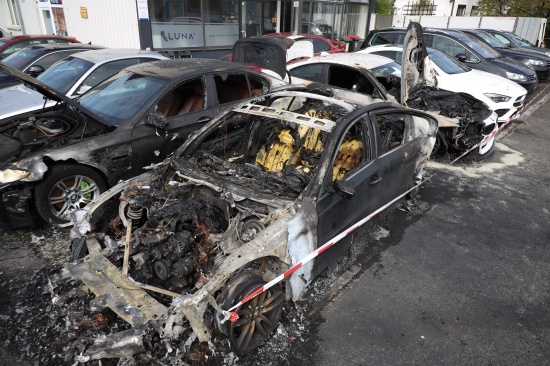 Drei Autos abgebrannt: Brandstiftung bei Fahrzeughandel in Ansfelden