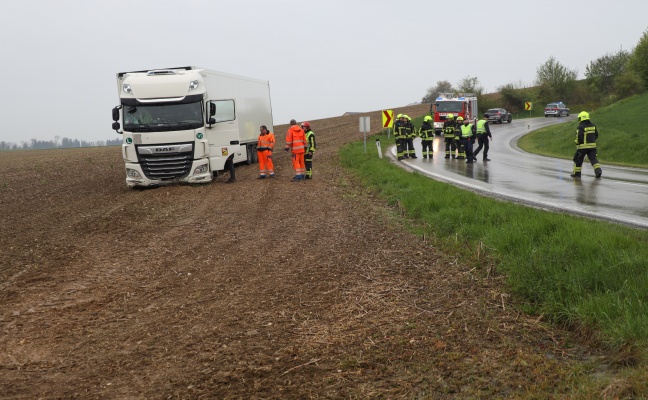 LKW-Sattelzug in Steinerkirchen an der Traun in Feld gefahren