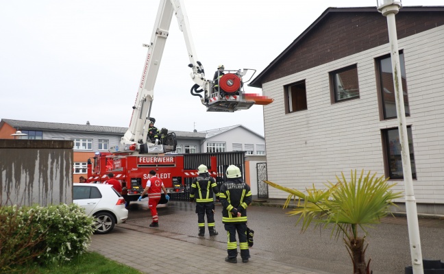 Personenrettung in Sattledt: Verletzte Person mittels Teleskopmastbhne der Feuerwehr gerettet