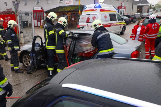 Menschenrettung nach Kreuzungscrash mit zwei beteiligten PKW in Wels-Pernau