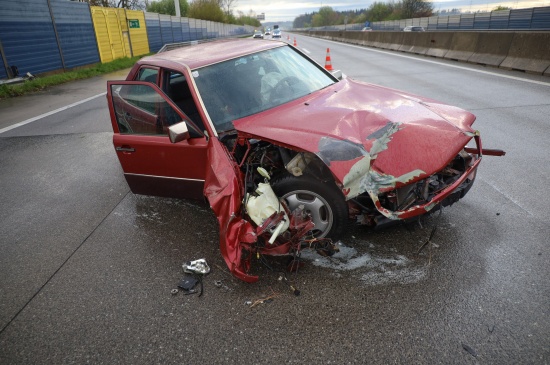 Auto auf Westautobahn bei Sattledt gegen Anpralldmper geprallt