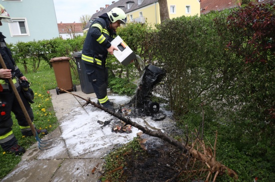 Brand einer Altpapiertonne samt versp�tetem Christbaumbrand in Wels-Vogelweide