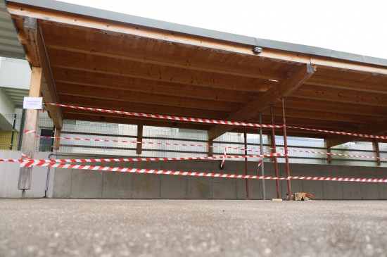 Postauto brachte Carport einer Wohnanlage in Kirchdorf an der Krems zum Einsturz