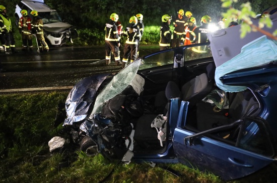 Frontalcrash zweier Autos in Lenzing fordert zwei Schwerverletzte