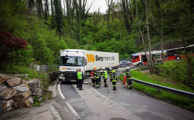 LKW-Sattelzug blieb bei Hochburg-Ach in Kehre stecken