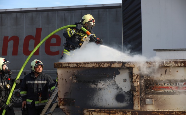 Containerbrand bei Unternehmen in Wels-Pernau wurde zur Suchaktion nach Einsatzort