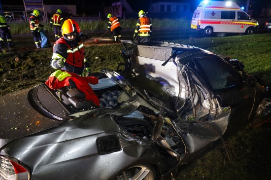 Auto vllig eingedrckt: Lenker kracht bei Unfall in Traun mit PKW gegen Baum und Oberleitungsmast