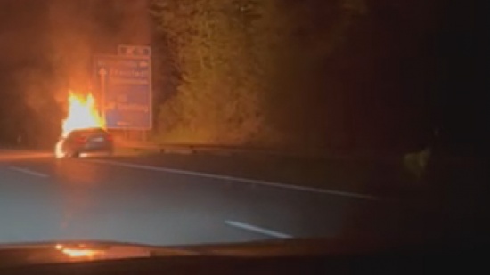 PKW auf Mhlkreisautobahn bei Engerwitzdorf in Vollbrand