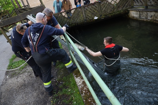 Kennzeichentafel in Wels-Innenstadt durch Feuerwehr aus M�hlbach geborgen