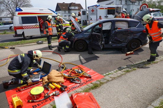 Sechs Verletzte bei schwerem Kreuzungscrash auf Pyhrnpass Stra�e in Wels-Pernau