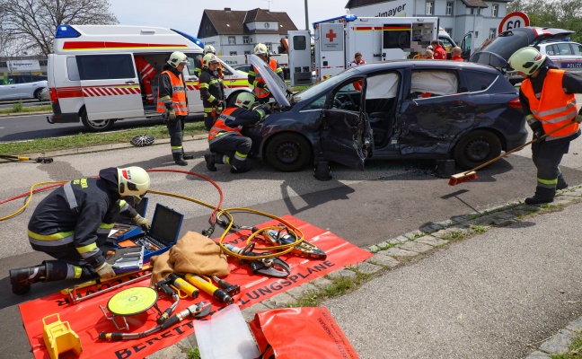 Sechs Verletzte bei schwerem Kreuzungscrash auf Pyhrnpass Strae in Wels-Pernau